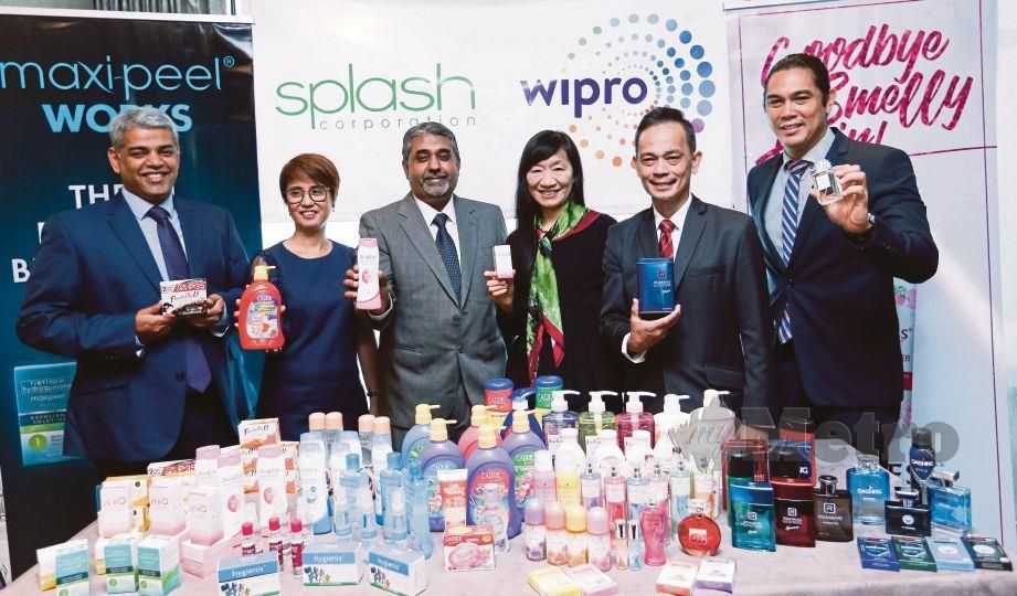 KUMAR (tiga dari kiri) menunjukkan produk keluaran Wipro pada sidang media mengumumkan pengambilalihan Splash, semalam.