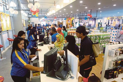 ORANG ramai tidak melepaskan peluang membeli-belah barangan Courts  Bandar Sri Damansara.