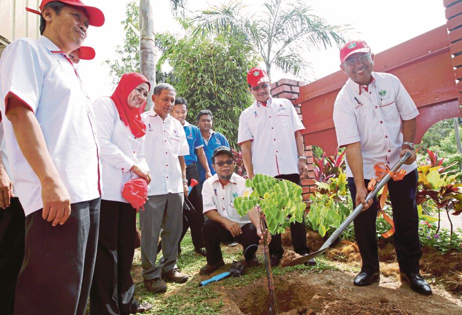 MOHD Najib (kanan) menyempurnakan gimik perasmian Pusat Jualan UCAMart di Kolej Univeristi AgroSains Malaysia, semalam.