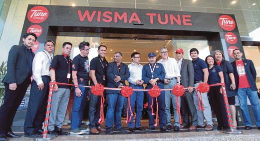 Fernandes (enam dari kiri) dan Kamarudin Meranum (tujuh dari kanan) serta pengarah Kumpulan Tune merasmikan Wisma Tune, semalam.