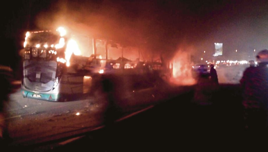 BAS ekspres yang terbakar selepas terbabit kemalangan dengan kereta. 