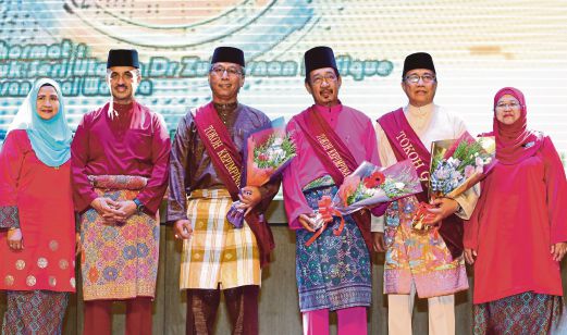 DR Zulhasnan  (dua dari  kiri) bersama  penerima anugerah sempena  Majlis Perayaan Hari Guru Peringkat Wilayah Keramat di Dewan Utama SJK (C) Wangsa Maju. 