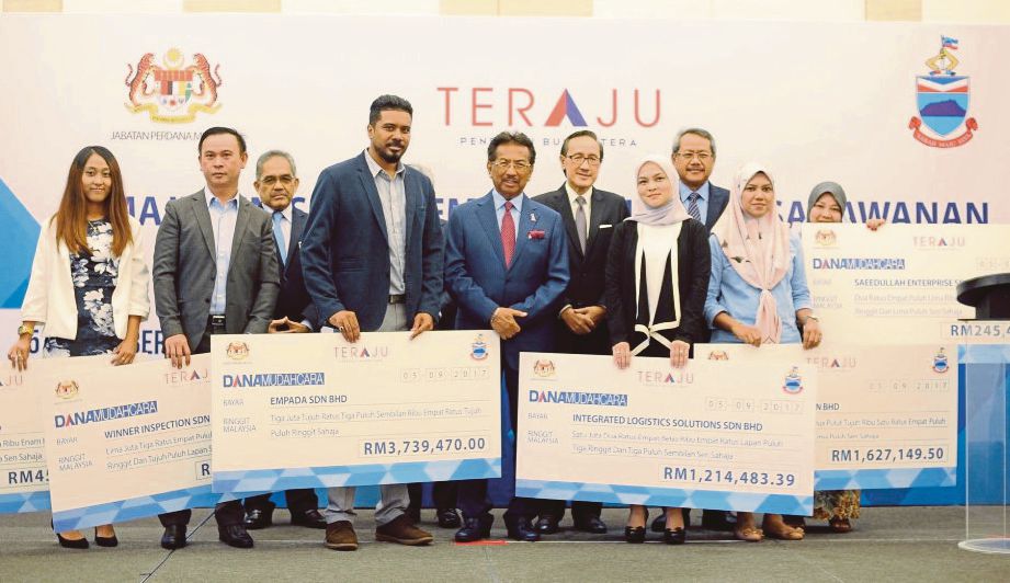 MUSA (tengah) pada majilis penyerahan cek dana kepada tujuh syarikat Bumiputera serta 11 individu di Sabah.