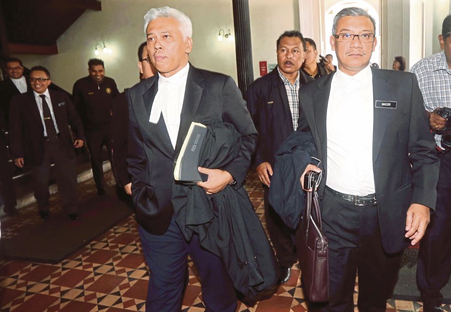 Masri  (kanan) bersama kumpulan pendakwaan kes hadir untuk pengurusan kes rasuah membabitkan Lim Guan Eng di Mahkamah Tinggi Pulau Pinang.