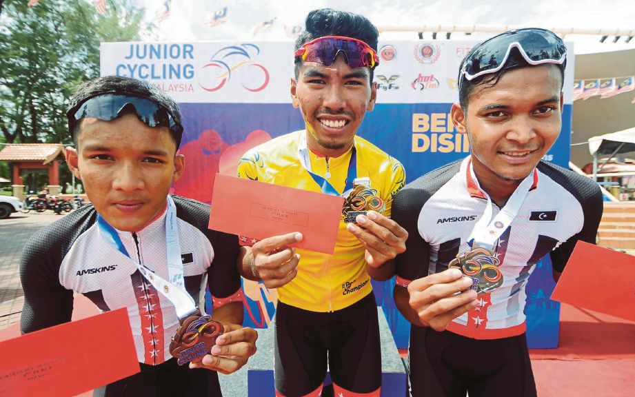 WAN Abdul Rahman (tengah) menang acara kriterium dan lebuh raya. 