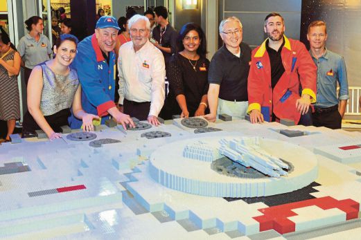 Germyn (tiga dari kiri) bersama Master LEGO, Dan Steininger (dua dari kiri) dan Chris Steininger (kanan) meletakkan bata terakhir pada replika LEGO Millennium Falcon di LEGOLAND, Iskandar Puteri. 