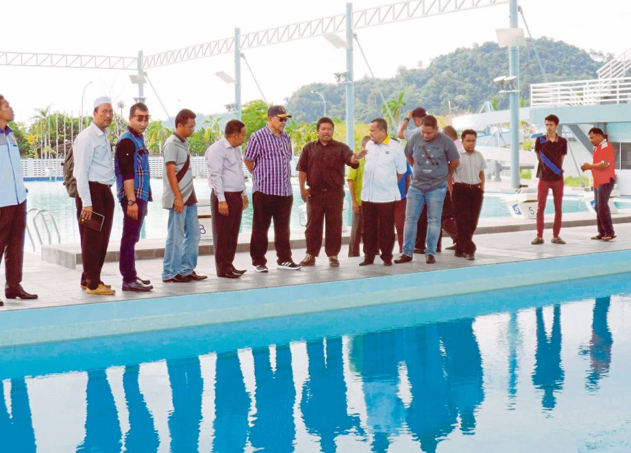 Shahidan (tengah) meninjau keadaan kolam renang dan kemudahan di Pusat Akuatik Kompleks Sukan Negeri Perlis di Kangar, semalam.