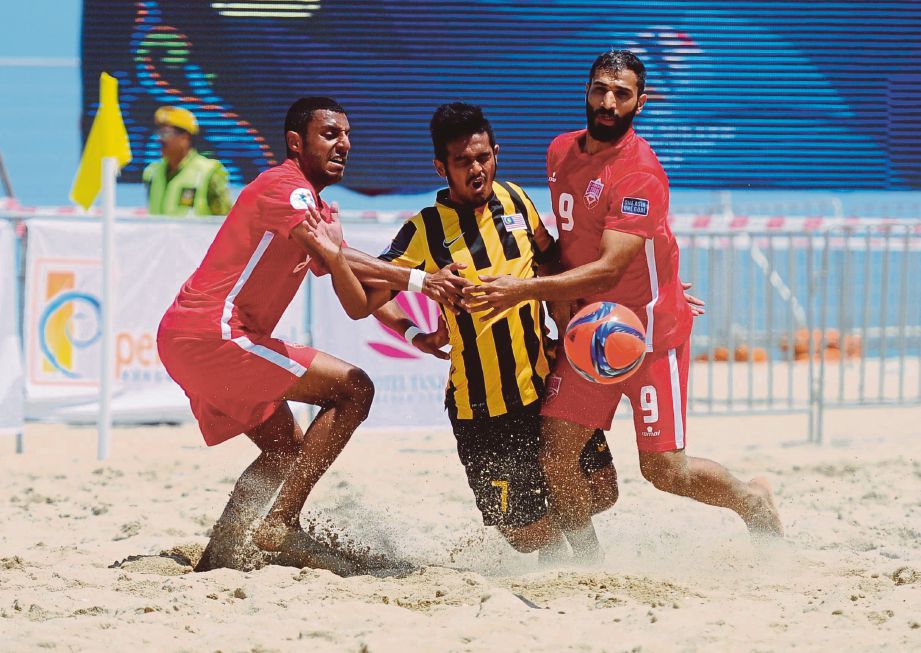 PEMAIN negara,  Shafiq Riza Huzair (tengah) diasak dua pemain Bahrain di Pantai Batu Buruk, semalam.