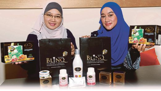 TENGKU Rolismawati (kanan) bersama Nor Hanita menunjukkan produk Blinq Beauty Drink. 