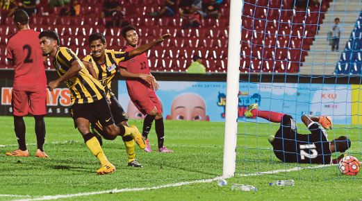 CHANTHURU (kiri) menewaskan penjaga gol Timor Leste untuk gol ketiga Harimau Malaysia.