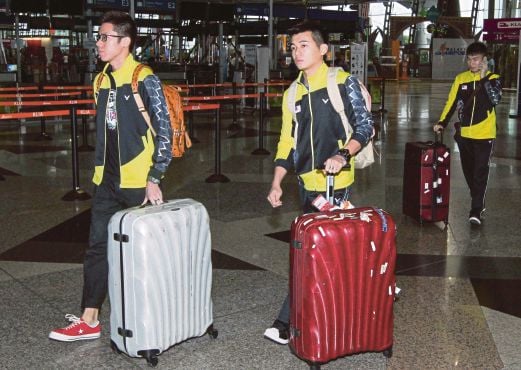 V SHEM (kiri) dan Wee Kiong sebelum berlepas ke Jakarta.