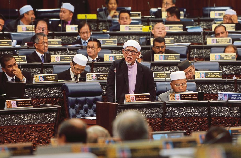 Abdul Hadi  membentangkan  RUU355 di Dewan Rakyat, semalam.