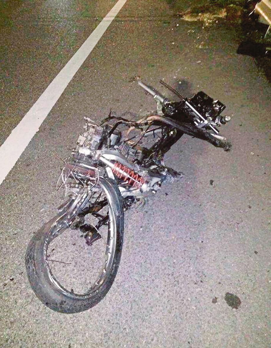 KEADAAN motosikal yang terbabit  kemalangan, kelmarin.