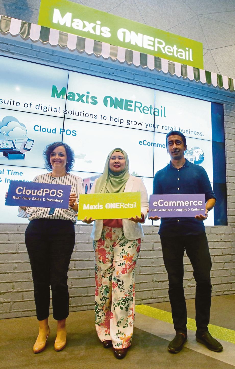 CLAIRE (kiri) bersama  Shanti  (tengah) dan Senthil  pada majlis pelancaran Maxis ONERetail di Menara Maxis.