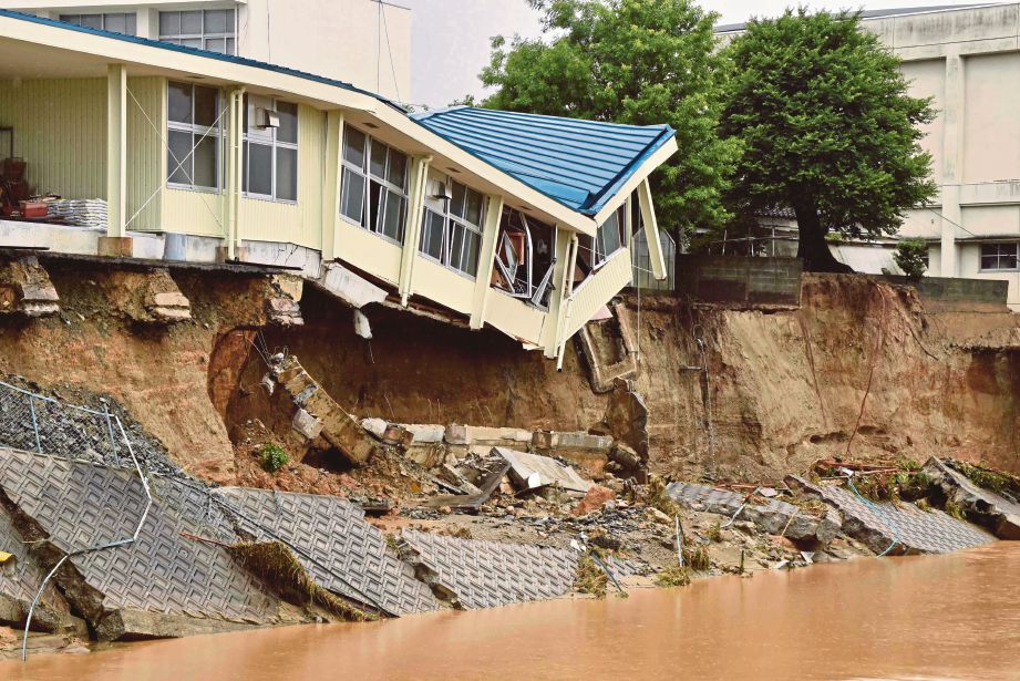 SEBUAH sekolah di Asakura di wilayah Fukuoka rosak teruk berikutan banjir besar dan tanah runtuh, semalam.  - AFP 