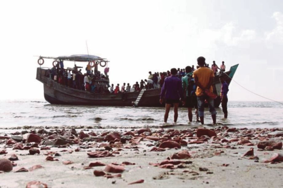 SEBUAH kapal nelayan yang membawa etnik Rohingya berlabuh di satu kawasan pantai di Teluk Benggala. FOTO AFP