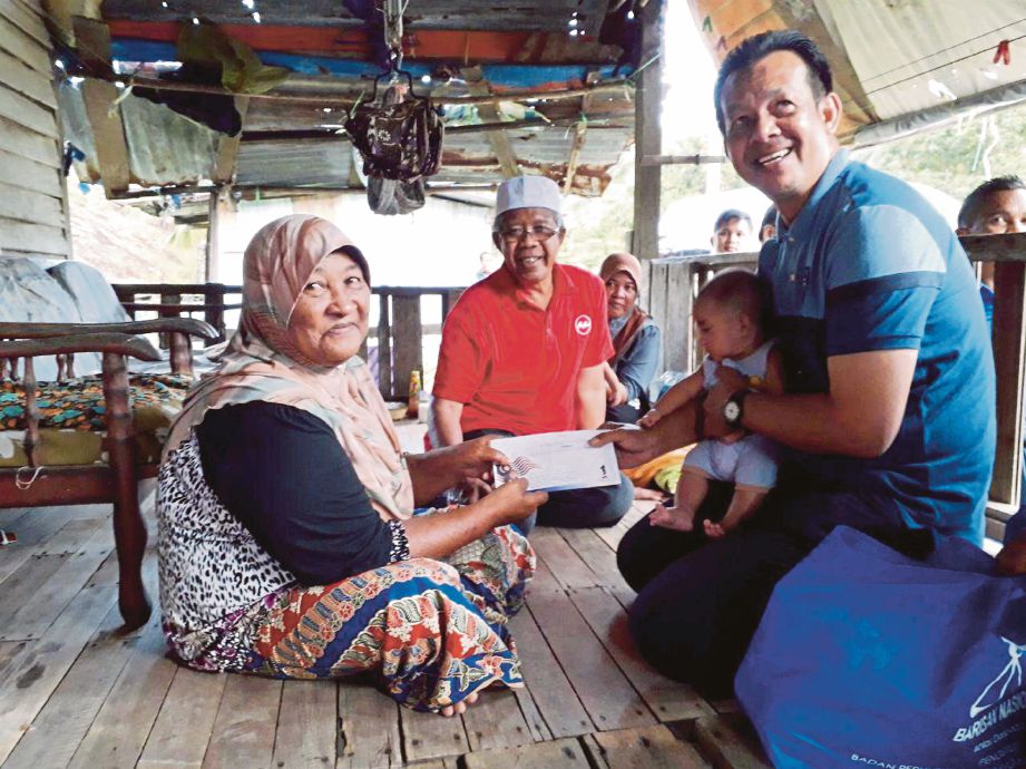BAZLAN mendekati rakyat dengan menyampaikan bantuan banjir bagi rakyat miskin termasuk ibu tunggal dalam lawatan kerja di Pulau Redang. 