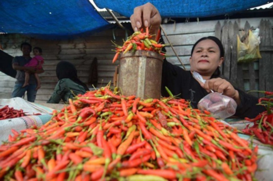 SEORANG peniaga menjual lada di sebuah pasar di Jakarta. - Antara