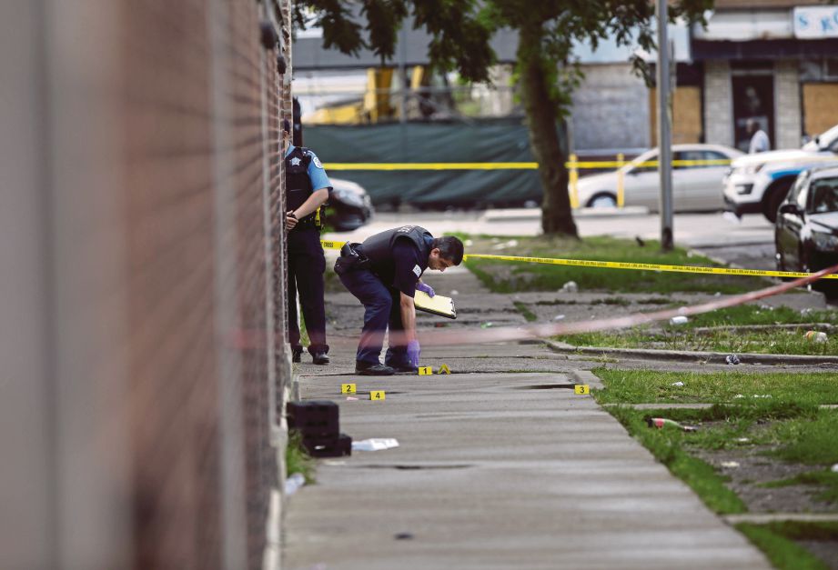 POLIS memeriksa lokasi di mana empat atau lebih mangsa ditembak secara rambang di bandar Midwestern, Chicago. Foto Agensi