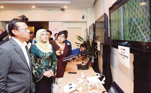 Ahmad Shabery   mendengar penerangan daripada Ketua Pegawai Eksekutif MDeC Datuk Yasmin Mahmood (kanan) mengenai laman sesawang eBantuan Banjir di Cyberjaya, semalam.