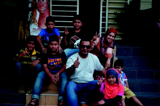 GELAGAT pengunjung bersama keluarga di Taman Rama-Rama.