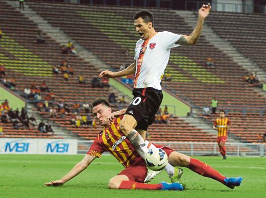 PEROVIC (kanan) gagal pamer aksi terbaik ketika menentang Selangor.