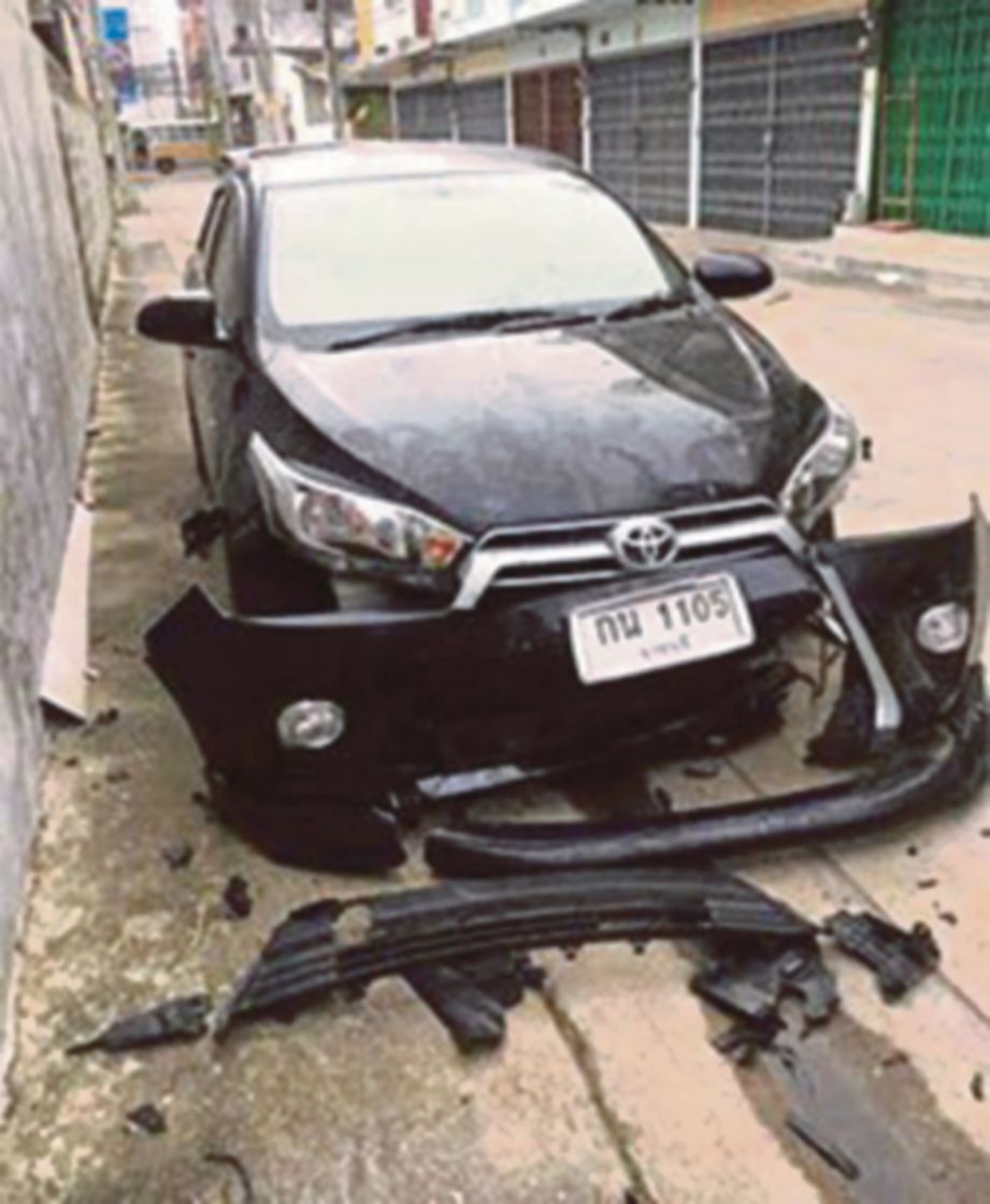 KEADAAN sebuah kereta yang rosak akibat diserang kumpulan anjing liar di daerah Muang di Ratchaburi, Thailand. - Agensi