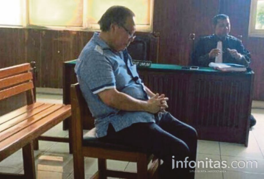 JOHANES menundukkan kepala ketika mengikuti perbicaraannyadi sebuah mahkamah di Jakarta baru-baru ini. - Infonitas.com