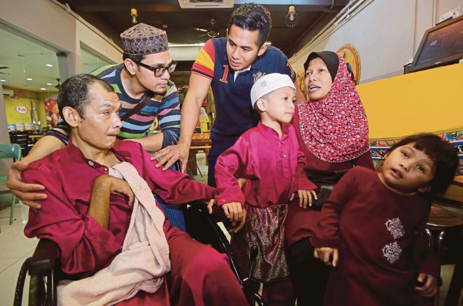  Fizo   (tengah) beramah mesra  dengan  Siti Hadijah  dan Khairul Fauzi   pada majlis makan malam di Restoran Fizomawar.  