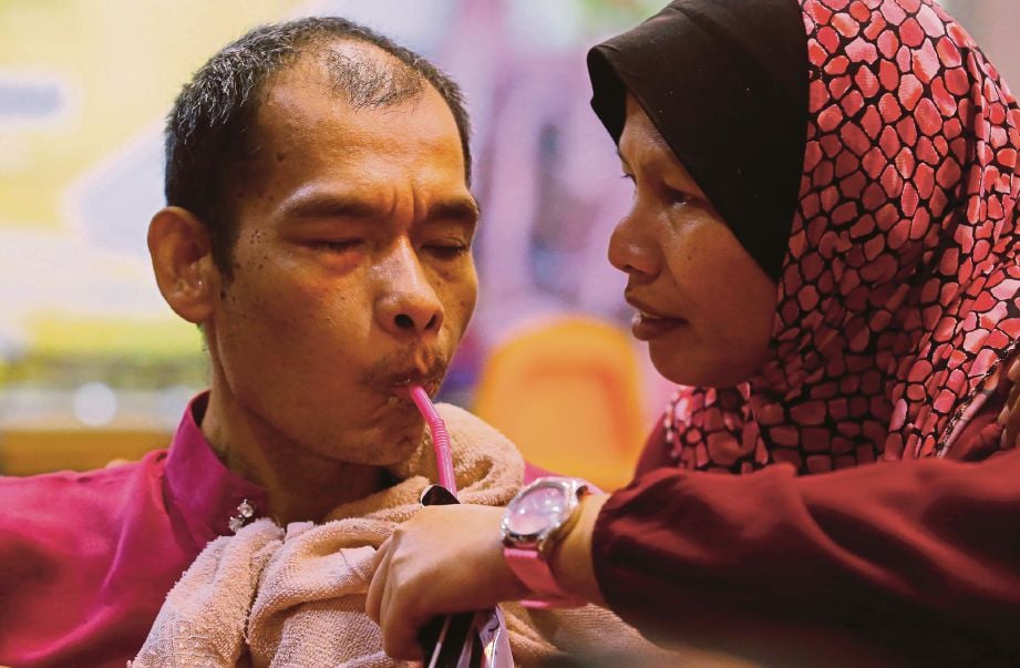   Siti Hadijah   merawat   suami dengan   kasih sayang seraya  Khairul lebih bersemangat untuk sembuh.