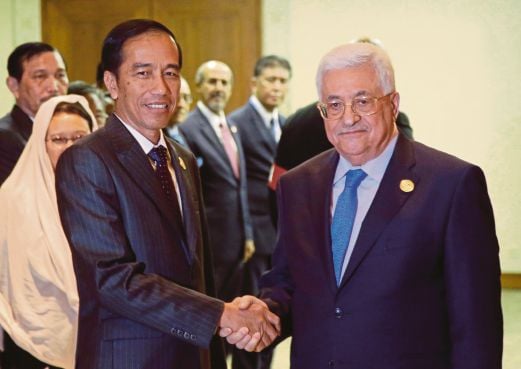 Presiden Indonesia,  Joko Widodo (kiri)  bersalaman dengan Presiden Palestin,    Mahmoud Abbas  pada pertemuan mereka di Jakarta, semalam.  