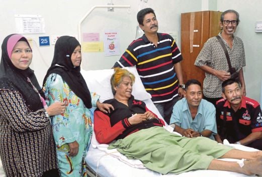 M Daud Kilau gembira beratus peminat datang melawat beliau di Hospital Teluk Intan.