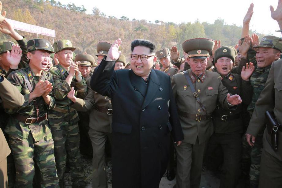GAMBAR fail,  pemimpin Korea Utara, Kim Jong Un bersama pegawai tenteranya.  - Agensi 