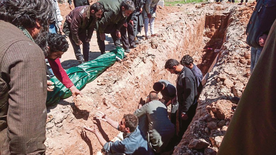 PENDUDUK di Khan Sheikhun mengebumikan mangsa yang terbunuh dalam serangan senjata kimia tentera Syria, semalam.  - AFP