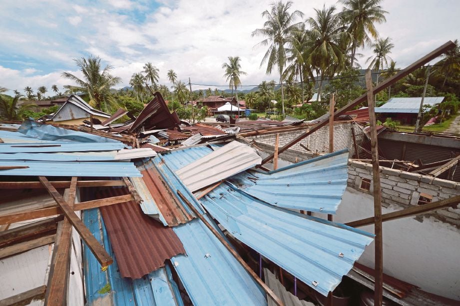Antara rumah mangsa  yang rosak selepas dilanda puting beliung  di Kampung Perlis, Balik Pulau, awal pagi semalam.