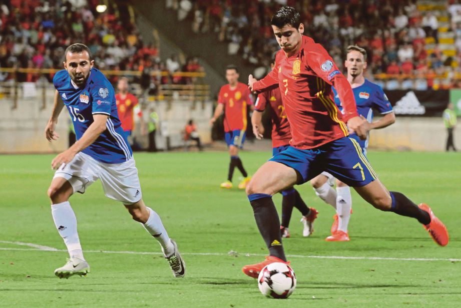 MORATA (kanan) jaring dua gol ketika Sepanyol membelasah Liechtenstein 8-0.