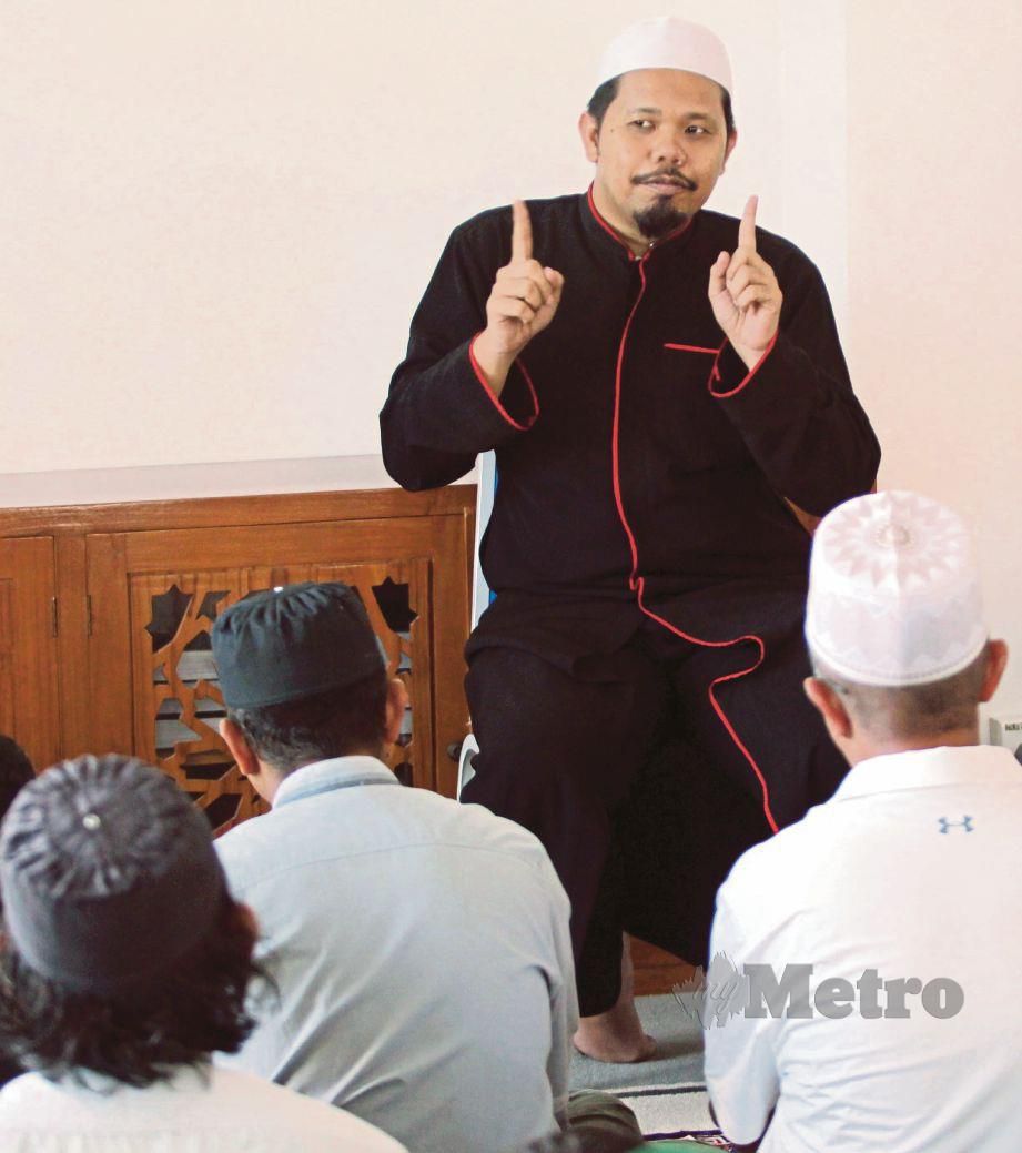 Muhammad Nidzam  menterjemah khutbah Jumaat dengan  bahasa isyarat di Masjid Tepian Putra. 