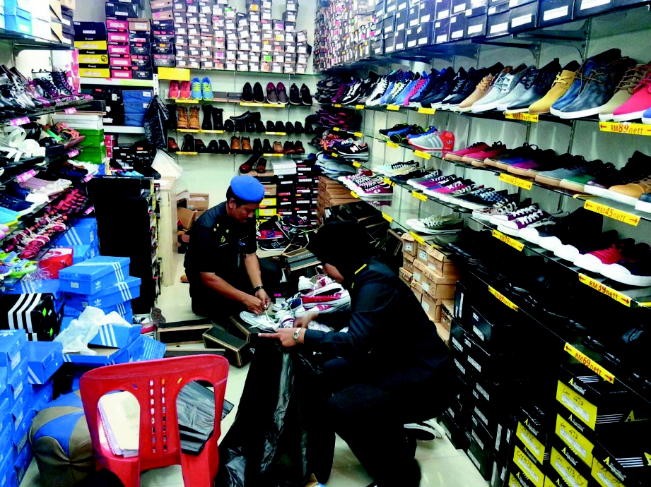 ANGGOTA KPDNKK merampas kasut tiruan berjenama di premis perniagaan di sebuah pusat beli-belah di Bukit Bintang.