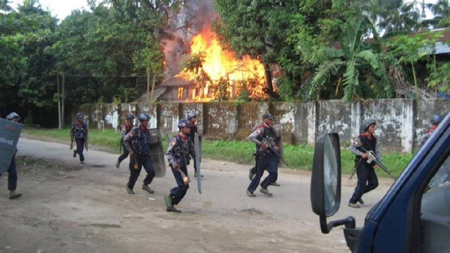 GAMBAR fail menunjukkan tentera Myanmar melakukan serangan terhadap penduduk Rohingya di Rakhine.  - Agensi 