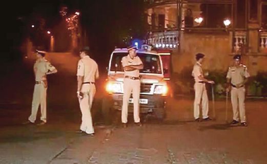 POLIS mengawal kediaman Shah Rukh Khan.
