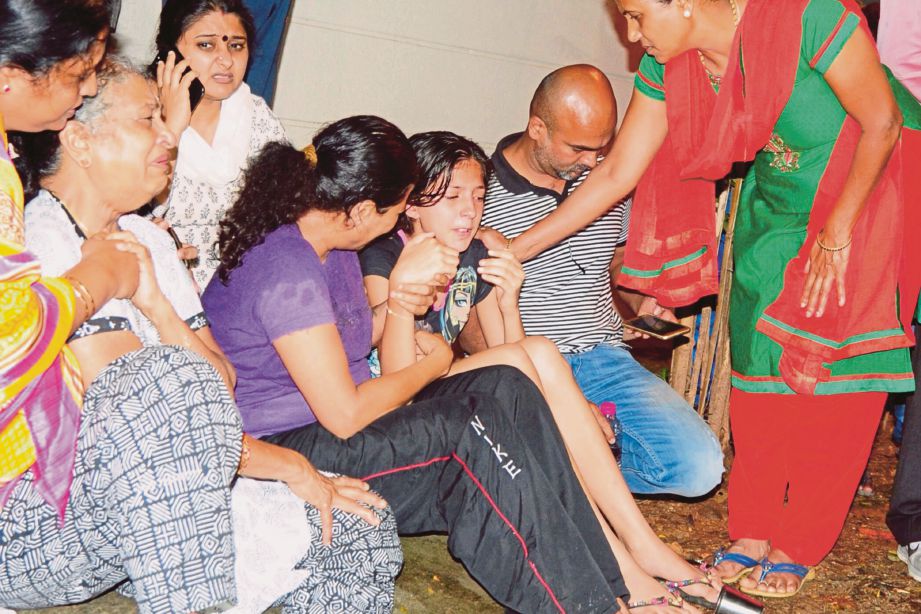 AHLI keluarga Gauri meratapi kematiannya di Bangalore. - AFP  