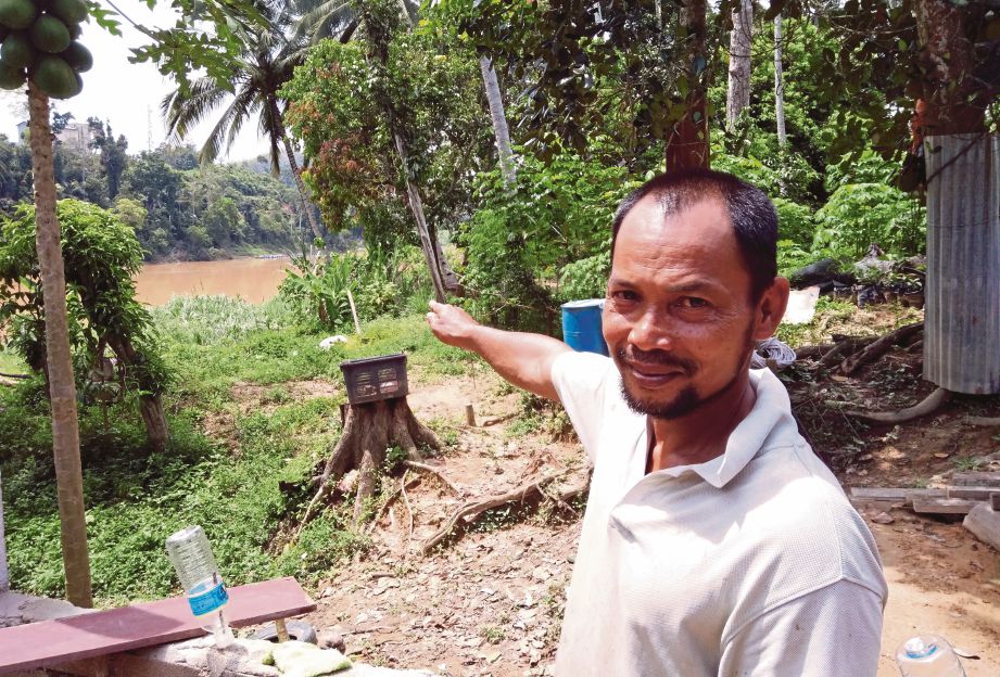 ROSLAN lokasi dia menangkap ikan tapah gergasi di Sungai Pahang.