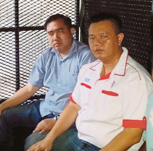 LOKE (kiri) dan Tsai ditahan di Kampung Ulu Temiang, semalam.
