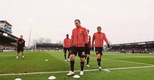 WAYNE Rooney (depan) sandaran  utama United robek gawang  Cambridge.