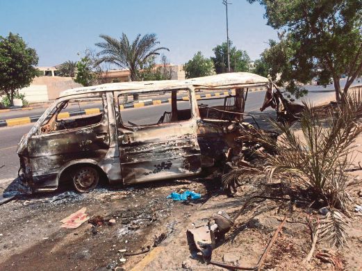 BANGKAI kenderaan yang musnah akibat dibedil roket militan Houthi di Aden, Yaman, semalam.