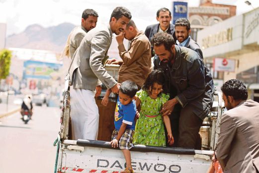 SATU keluarga Yaman menaiki trak di Sanaa untuk berpindah ke tempat lebih selamat, semalam.  