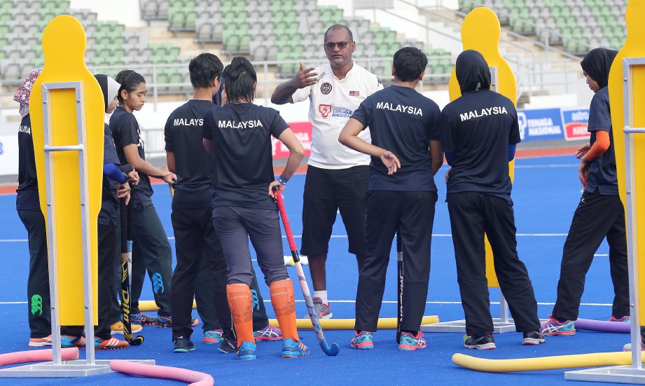 DHARMA (empat dari kanan) mengendali latihan skuad hoki wanita di Stadium Hoki Nasional Bukit Jalil. FOTO/OWEE AH CHUN 