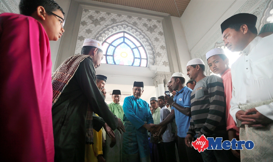 TUNKU Temenggong Kedah, Tan Sri Tunku Sallehuddin Sultan Badlishah (Pengerusi Ahli Jemaah Pemangku Sultan Kedah) (tengah) bersalaman bersama orang ramai yang hadir menunaikan solat sunat hari raya aidilifitri di Masjid Zahir. FOTO Sharul Hafiz Zam