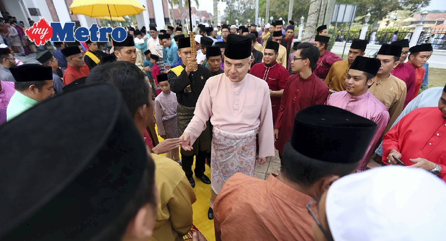 SULTAN Perak, Sultan Nazrin Muizzuddin Shah berkenan berangkat menunaikan solat Hari Raya Aidilfitri di Masjid Ubudiah, Bukit Chandan Kuala Kangsar. FOTO Muhaizan Yahya