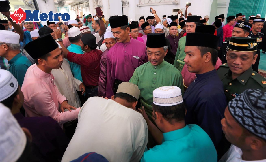 TENGKU Mahkota Pahang, Tengku Abdullah Sultan Ahmad Shah bersalam dengan orang ramai selepas menunaikan solat sunat Aidilfitri di Masjid Negeri Sultan Ahmad Shah. FOTO Luqman Hakim